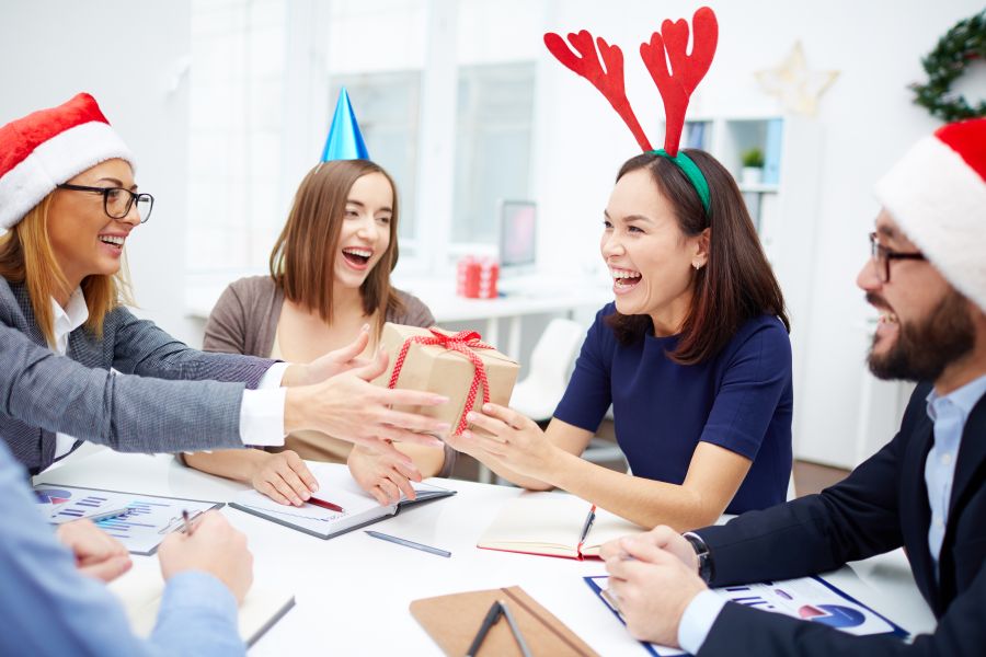 Pokloni, uveseli, upoznaj: Novogodišnje igre sa kolegama